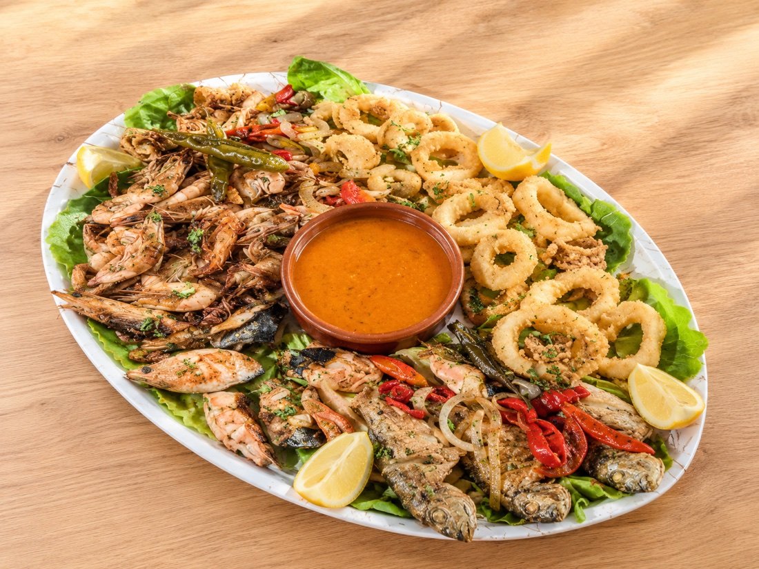 Mariscada con calamares, gambas y pescado
